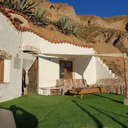 Creatively Designed Cavehouse With Jacuzzi Ferienhaus