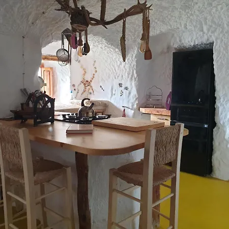 Creatively Designed Cavehouse With Jacuzzi * Gorafe