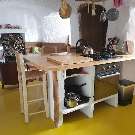 Hébergement de vacances Creatively Designed Cavehouse With Jacuzzi