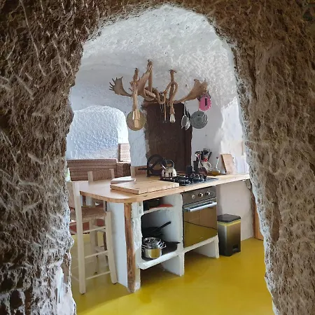 Creatively Designed Cavehouse With Jacuzzi * Gorafe