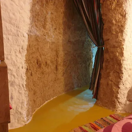 Creatively Designed Cavehouse With Jacuzzi Ferienhaus