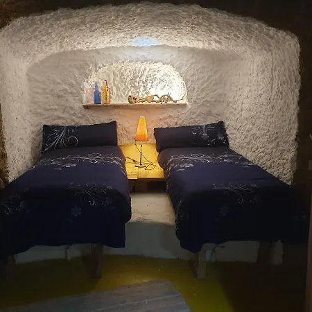 Hébergement de vacances Creatively Designed Cavehouse With Jacuzzi
