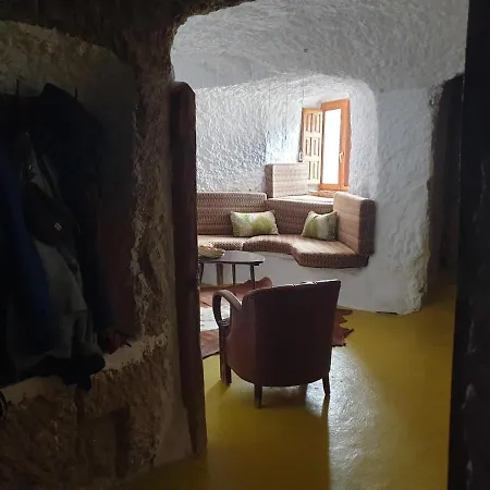 Creatively Designed Cavehouse With Jacuzzi *