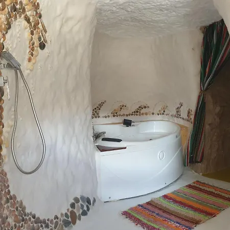 Feriehus Creatively Designed Cavehouse With Jacuzzi *