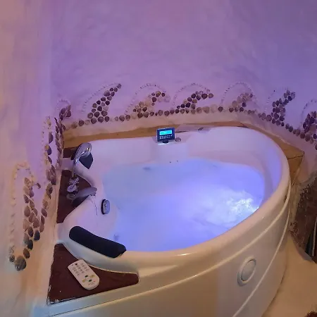 Creatively Designed Cavehouse With Jacuzzi Feriehus
