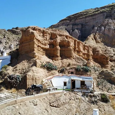 Creatively Designed Cavehouse With Jacuzzi Feriehus